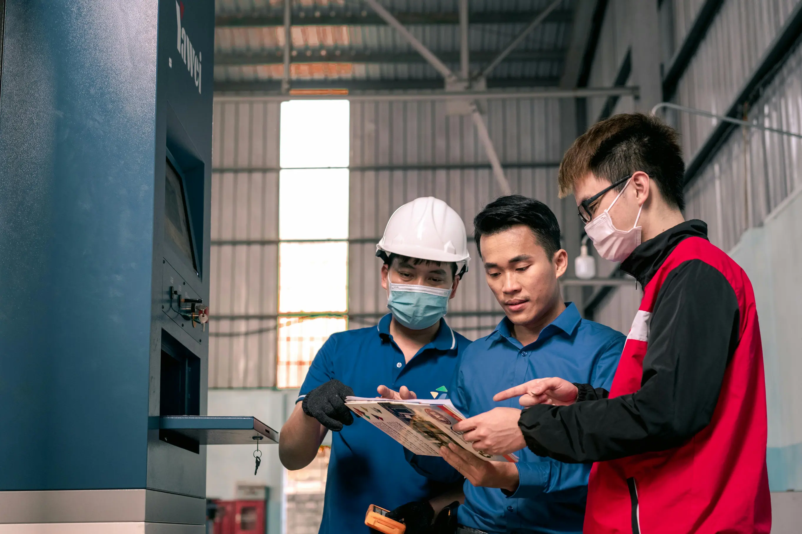 saudex team member at work in warehouse