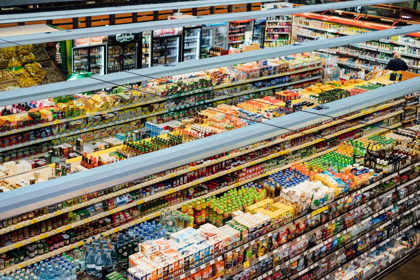FMCG warehouse with high-bay racking and fast-moving pallet conveyor